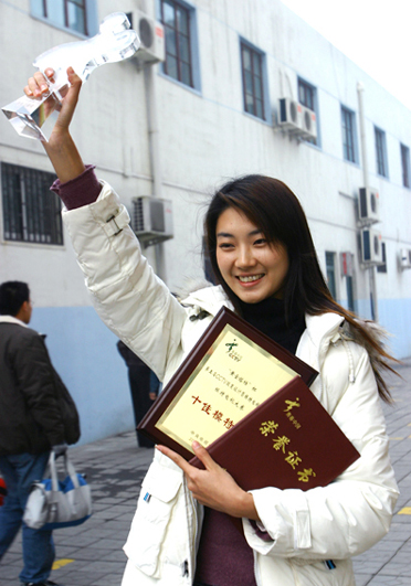 我校学生王玺在第五届cctv服装暨模特电视大赛"全国十佳模特"和"最佳